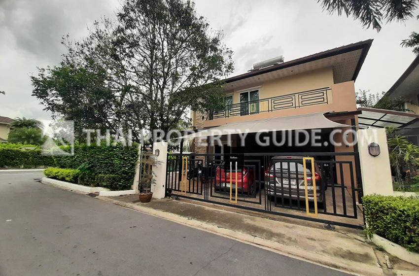House with Private Pool in Sukhumvit 